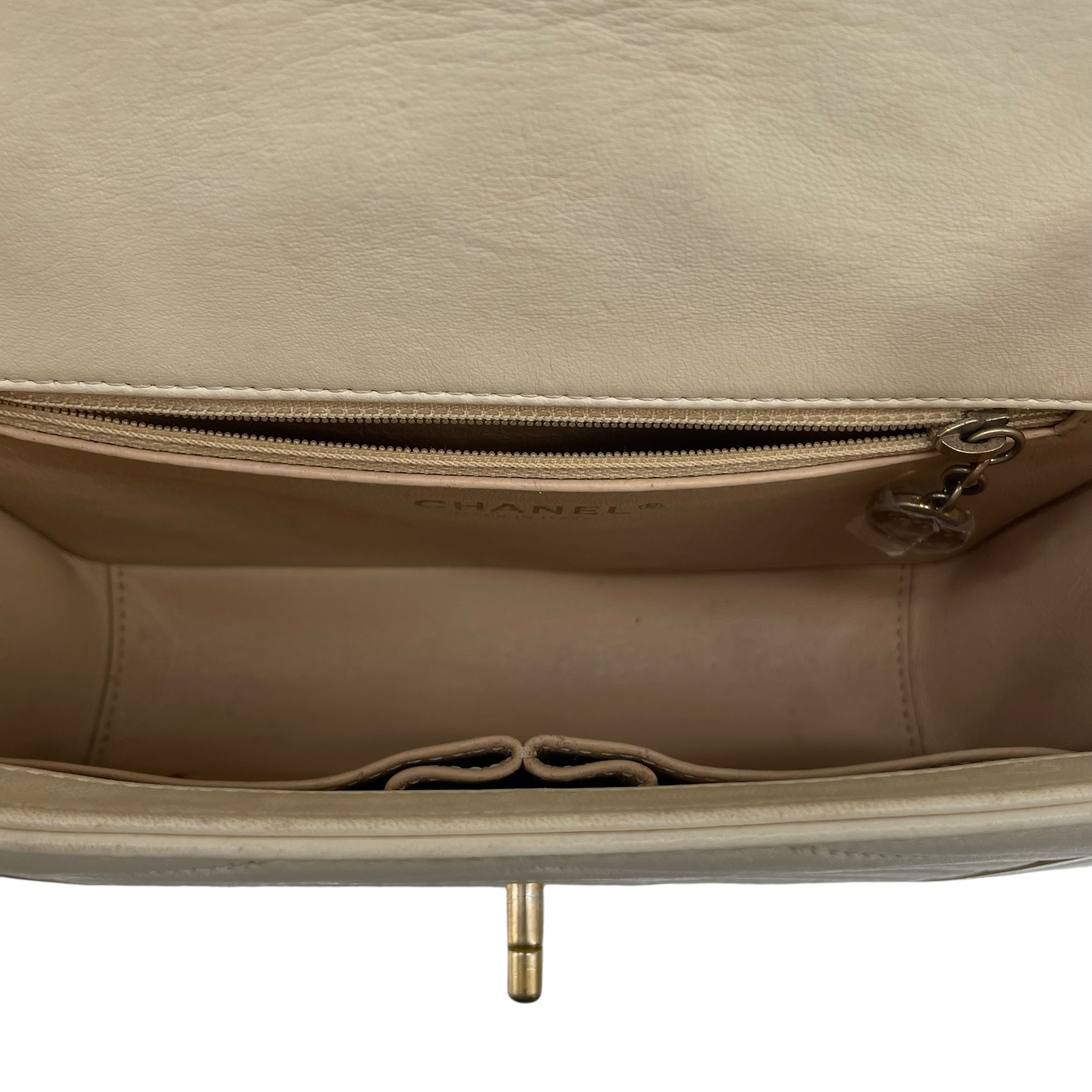 CHANEL/Cross Body Bag/Leather/WHT/24487729 CLASSIQUE CROSSBODY view 4
