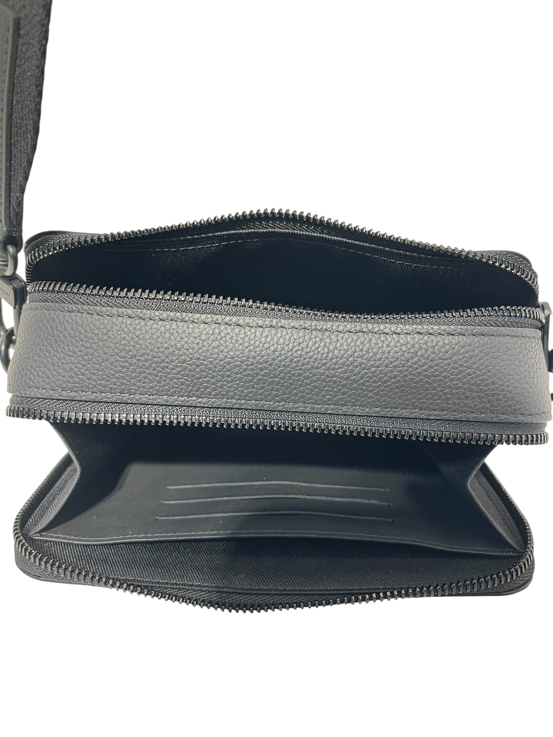 LOUIS VUITTON/Cross Body Bag/Leather/BLK/alpha wearable wallet view 5