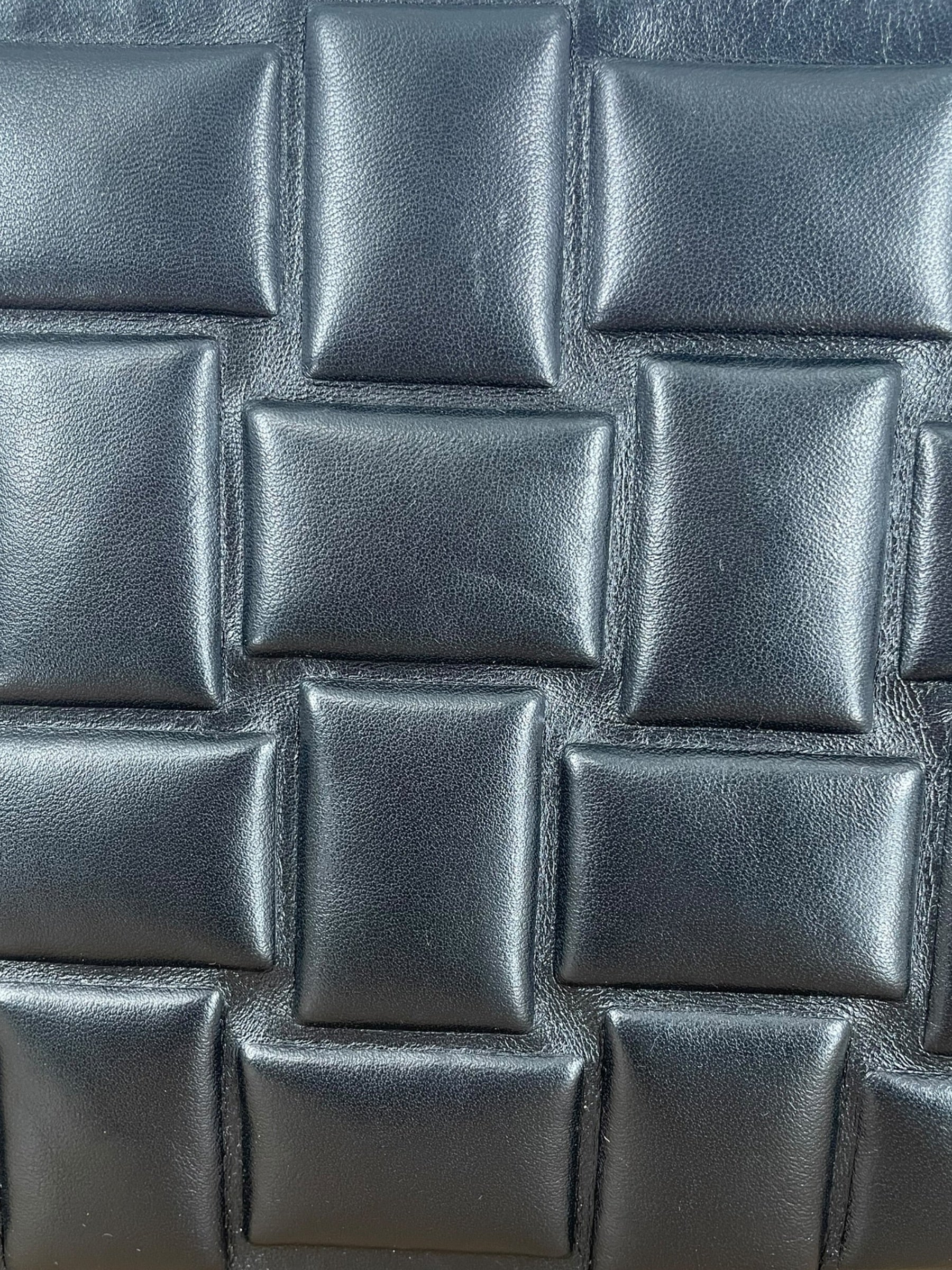 BOTTEGA VENETA/Clutch Bag/Leather/BLK/EMBOSSED CLUTCH view 6
