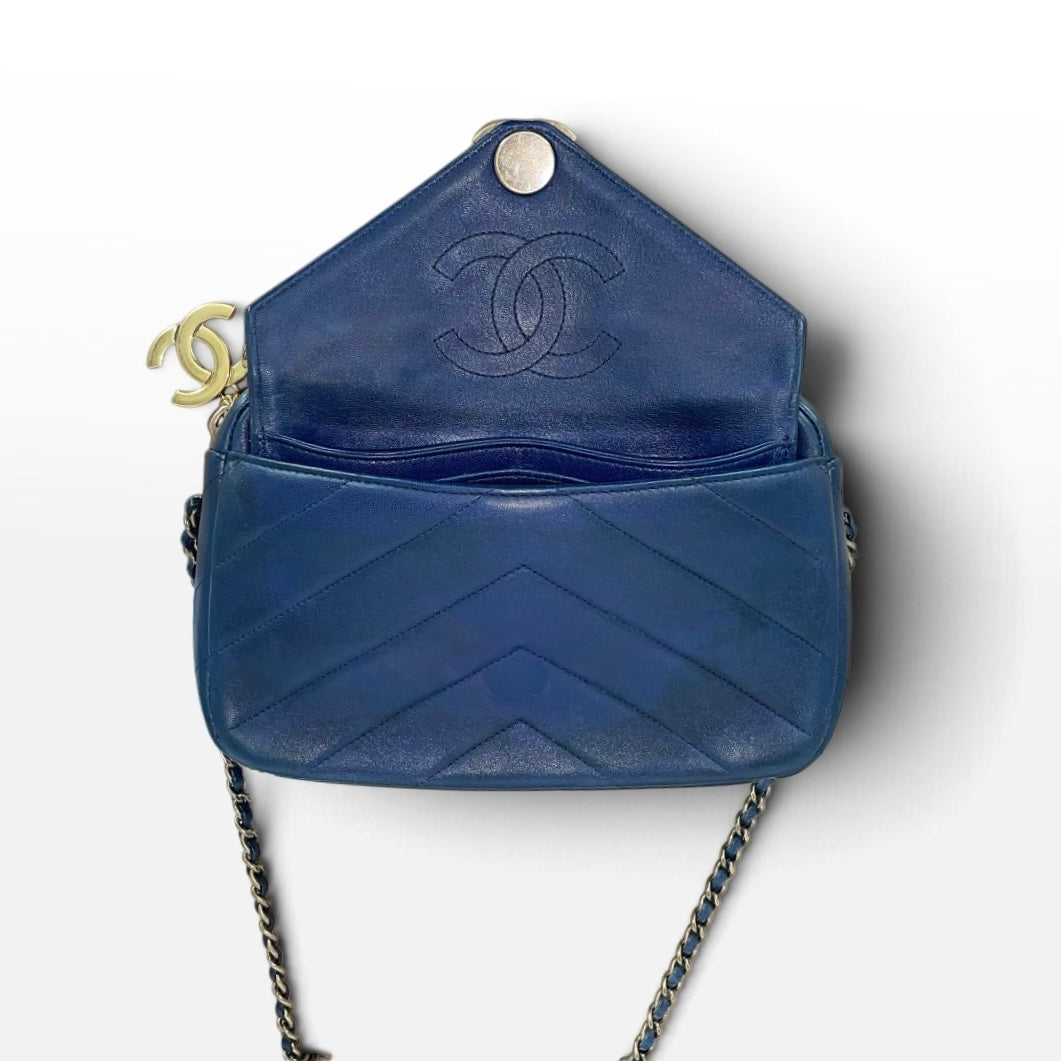 CHANEL/Cross Body Bag/Lambskin/NVY/22212029/CHEVRON CC CAMERA BAG view 6