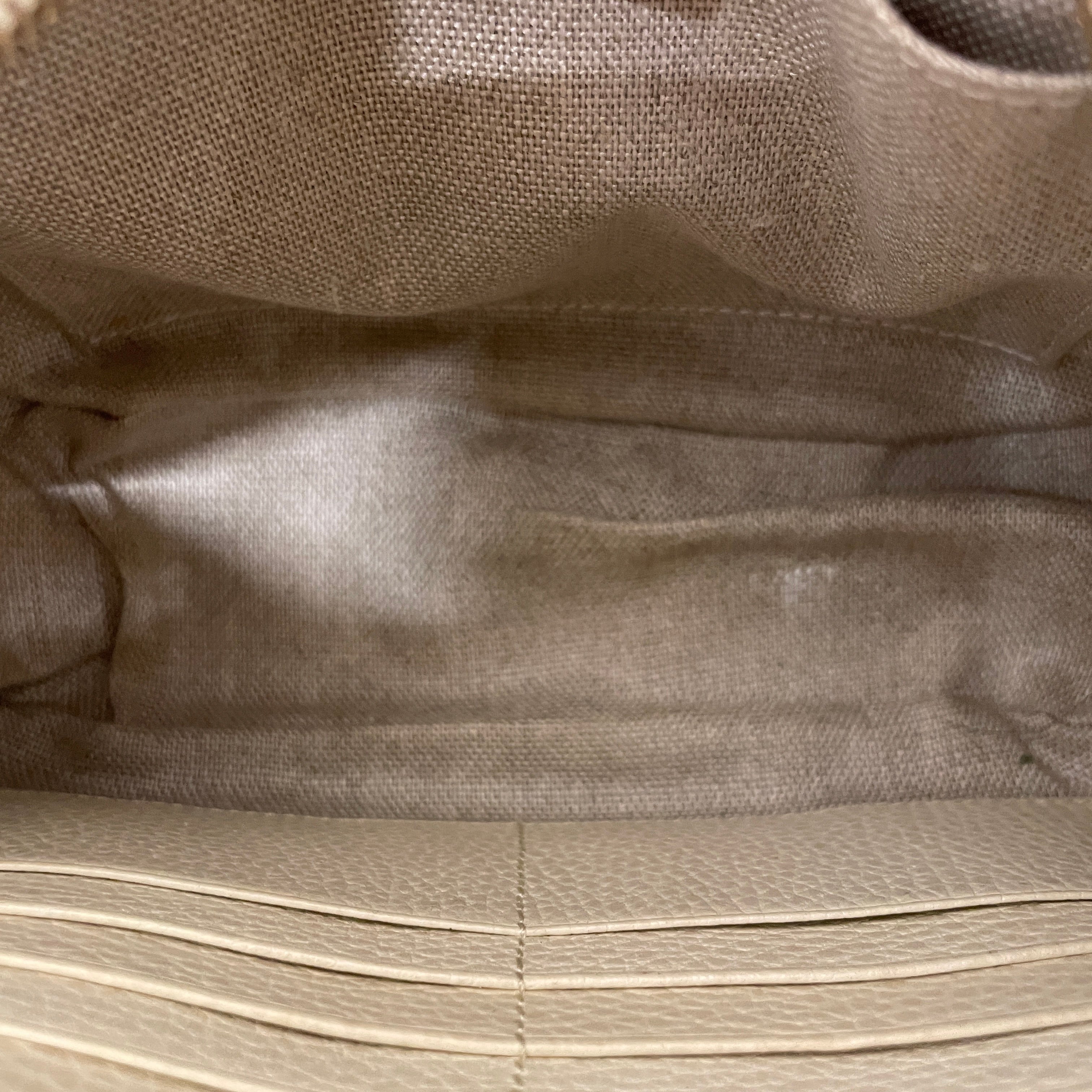 GUCCI/Cross Body Bag/Monogram/Leather/WHT/bree camera view 4